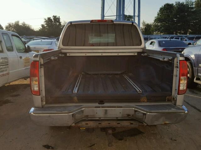1N6AD07W96C471457 - 2006 NISSAN FRONTIER C SILVER photo 9
