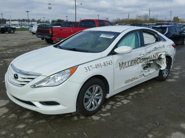 5NPEB4AC1BH190851 - 2011 HYUNDAI SONATA GLS WHITE photo 2