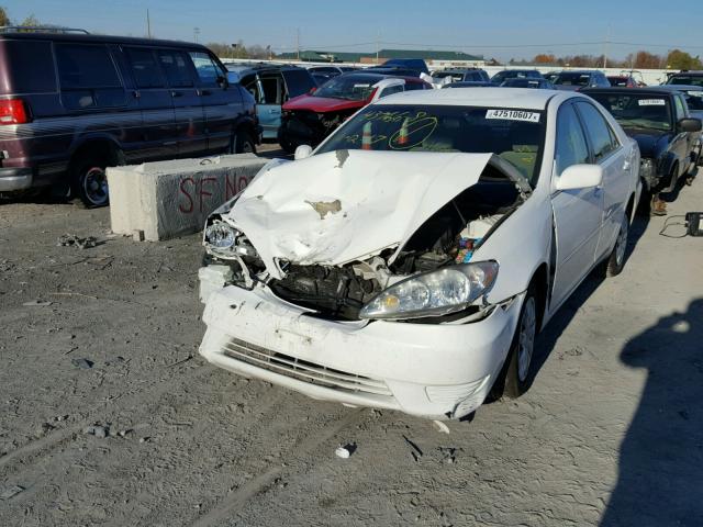 4T1BE32K35U532462 - 2005 TOYOTA CAMRY LE WHITE photo 2