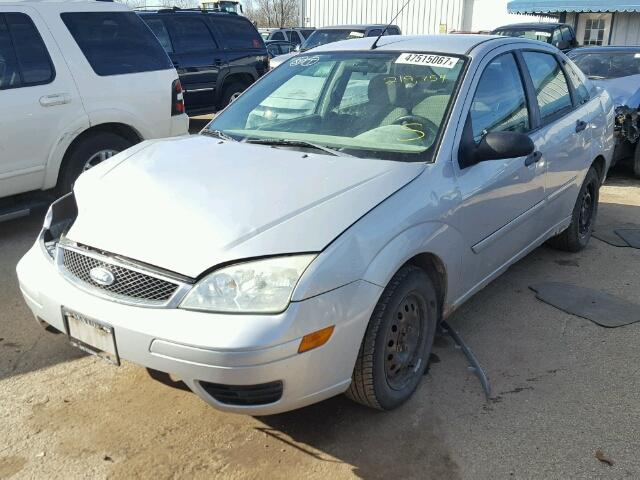 1FAFP34N96W233626 - 2006 FORD FOCUS ZX4 SILVER photo 2