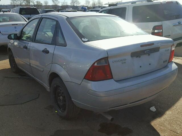 1FAFP34N96W233626 - 2006 FORD FOCUS ZX4 SILVER photo 3