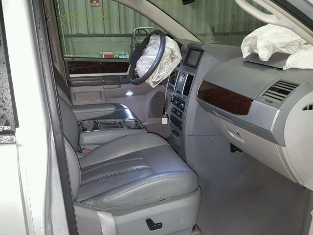 2A4RR5D15AR149745 - 2010 CHRYSLER TOWN & COU 银色 照片 5
