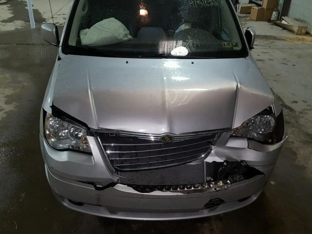 2A4RR5D15AR149745 - 2010 CHRYSLER TOWN & COU SILVER photo 7