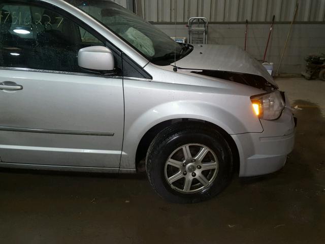 2A4RR5D15AR149745 - 2010 CHRYSLER TOWN & COU 银色 照片 9