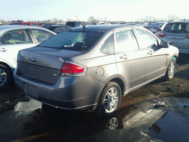 1FAHP3FN5AW261454 - 2010 FORD FOCUS SE GRAY photo 4