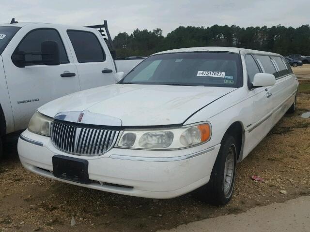 1L1FM81W71Y731850 - 2001 LINCOLN TOWN CAR E WHITE photo 2