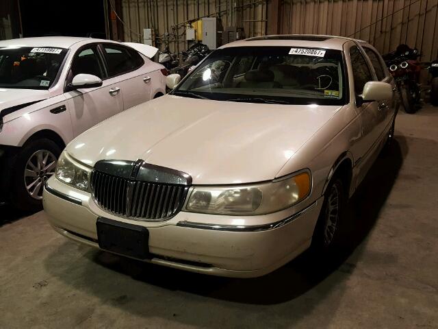 1LNHM83W9YY894840 - 2000 LINCOLN TOWN CAR C TAN photo 2