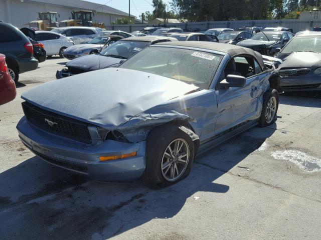 1ZVFT84N755256665 - 2005 FORD MUSTANG BLUE photo 2