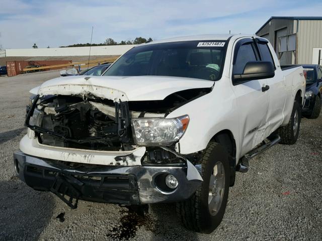 5TFRM5F1XDX067694 - 2013 TOYOTA TUNDRA DOU WHITE photo 2