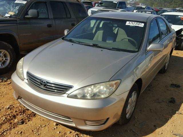 JTDBE32K153009628 - 2005 TOYOTA CAMRY LE 金色 照片 2
