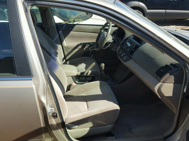 JTDBE32K153009628 - 2005 TOYOTA CAMRY LE 金色 照片 5