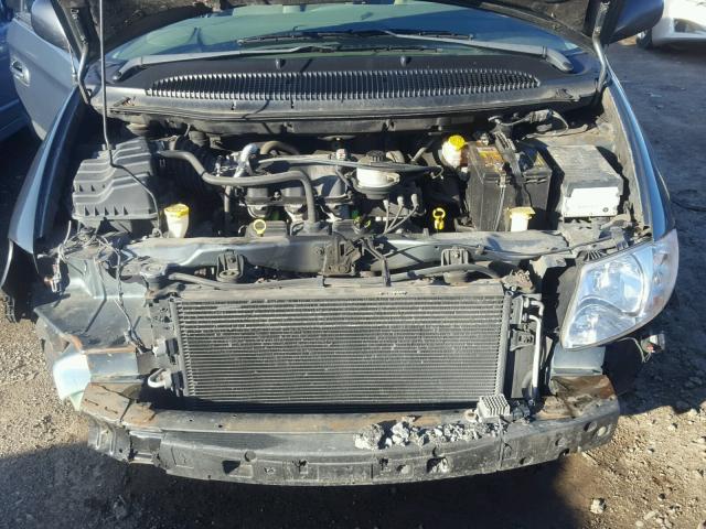 1C4GP45R35B420033 - 2005 CHRYSLER TOWN & COU GREEN photo 7