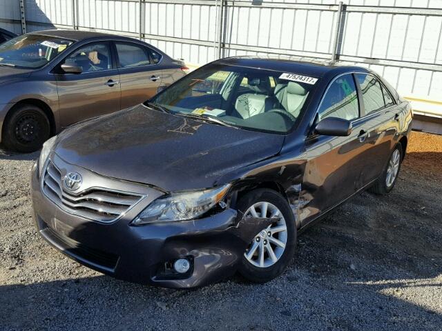4T4BF3EK6BR180942 - 2011 TOYOTA CAMRY BASE GRAY photo 2