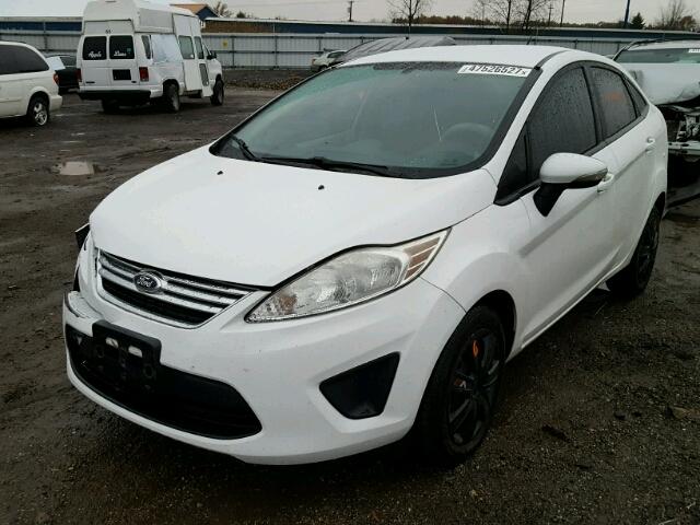 3FADP4BJ1DM206995 - 2013 FORD FIESTA SE WHITE photo 2