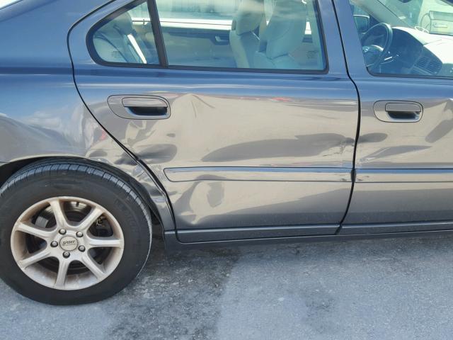 YV1RS612252462084 - 2005 VOLVO S60 Szary zdjęcie 9