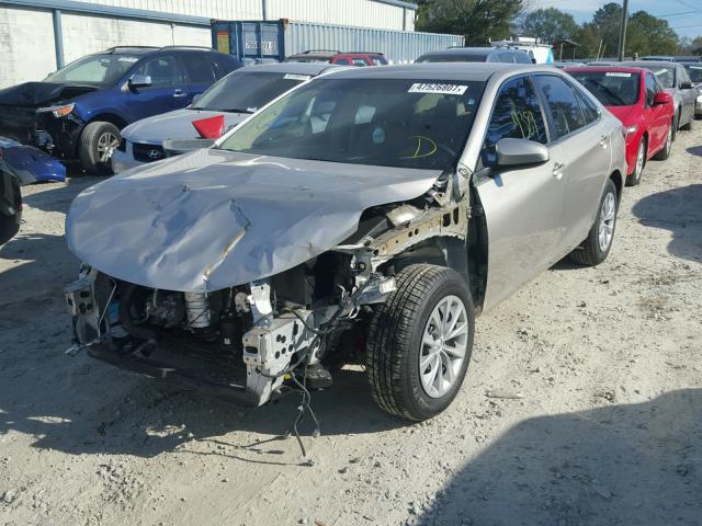 4T1BF1FK2HU342460 - 2017 TOYOTA CAMRY LE ოქროსფერი ფოტო 2