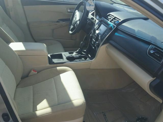 4T1BF1FK2HU342460 - 2017 TOYOTA CAMRY LE ოქროსფერი ფოტო 5