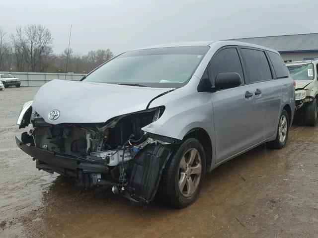 5TDZK3DC5DS332848 - 2013 TOYOTA SIENNA BAS SILVER photo 2