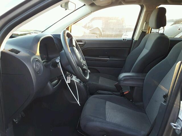 1C4NJDBB8CD522719 - 2012 JEEP COMPASS SP ნაცრისფერი ფოტო 5