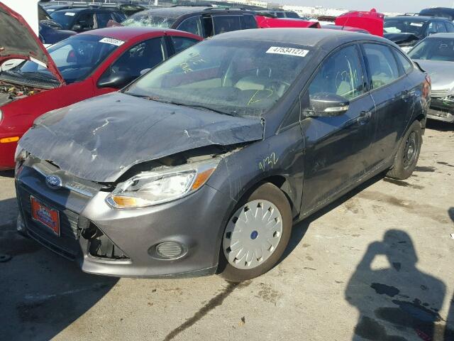 1FAHP3F26CL294845 - 2012 FORD FOCUS SE GRAY photo 2