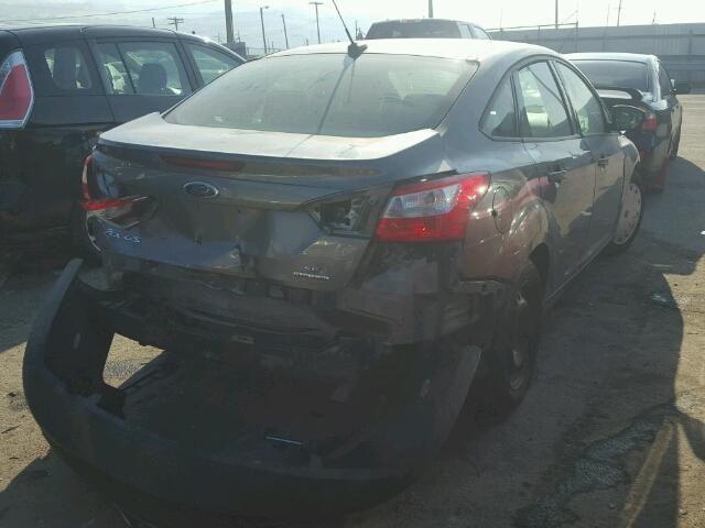 1FAHP3F26CL294845 - 2012 FORD FOCUS SE GRAY photo 4