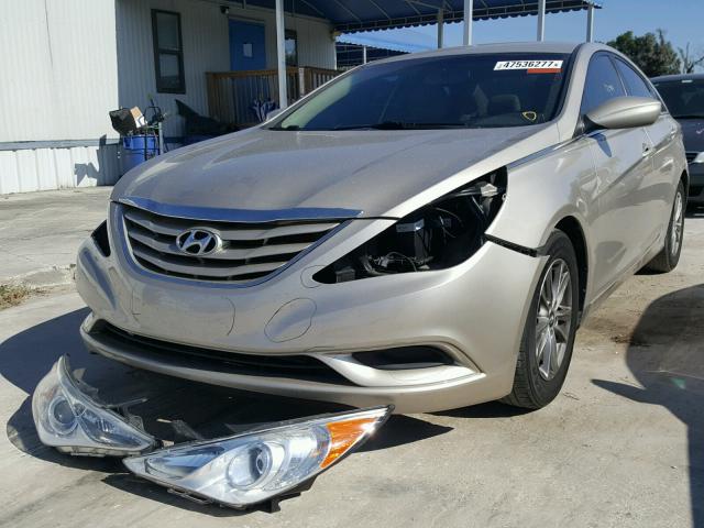 5NPEB4AC7BH023779 - 2011 HYUNDAI SONATA GLS GOLD photo 2