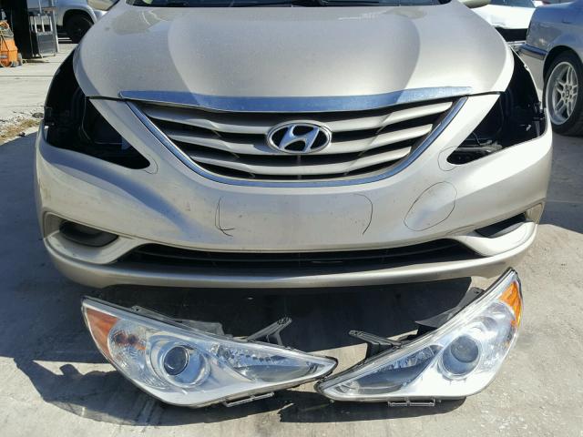 5NPEB4AC7BH023779 - 2011 HYUNDAI SONATA GLS GOLD photo 9