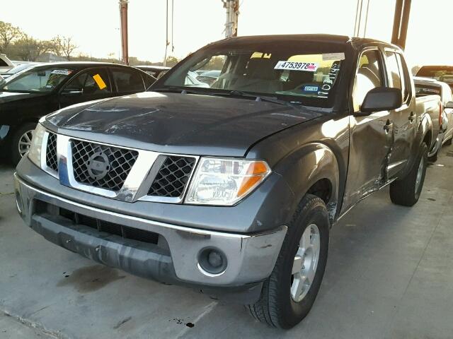 1N6AD07U15C423724 - 2005 NISSAN FRONTIER C GRAY photo 2