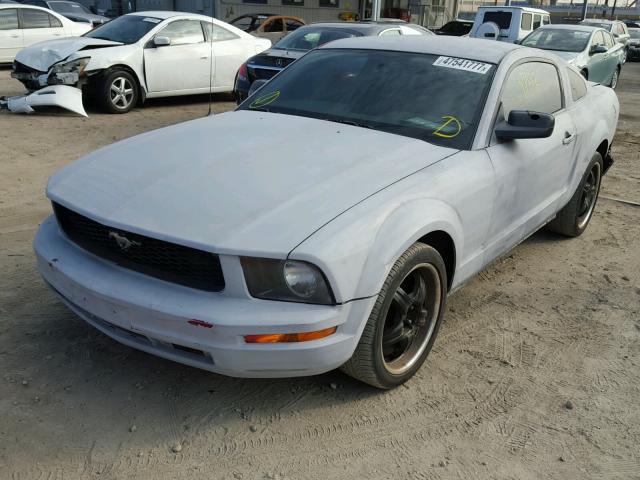 1ZVFT80N475342895 - 2007 FORD MUSTANG GRAY photo 2