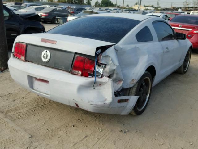 1ZVFT80N475342895 - 2007 FORD MUSTANG GRAY photo 4