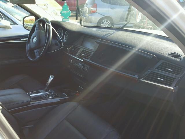 5UXZV4C59BL410948 - 2011 BMW X5 XDRIVE3 WHITE photo 5