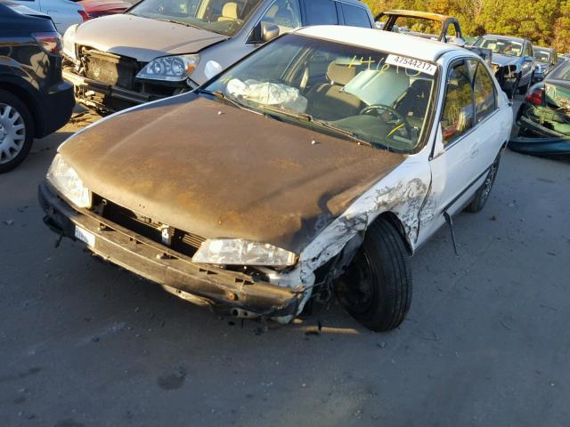 1HGCD5638RA183673 - 1994 HONDA ACCORD LX WHITE photo 2