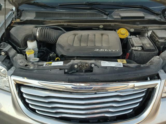 2C4RC1BG8GR135676 - 2016 CHRYSLER TOWN & COU SILVER photo 7