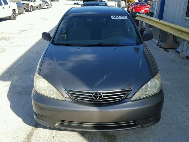 4T1BE32K45U590080 - 2005 TOYOTA CAMRY LE GRAY photo 9