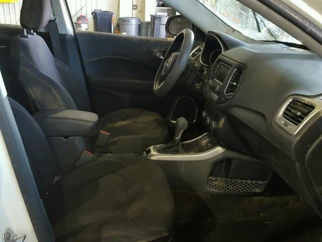 3C4NJCAB9JT105435 - 2018 JEEP COMPASS SP WHITE photo 5