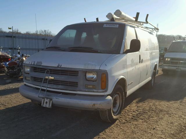 1GCFG25W6W1038298 - 1998 CHEVROLET EXPRESS G2 WHITE photo 2