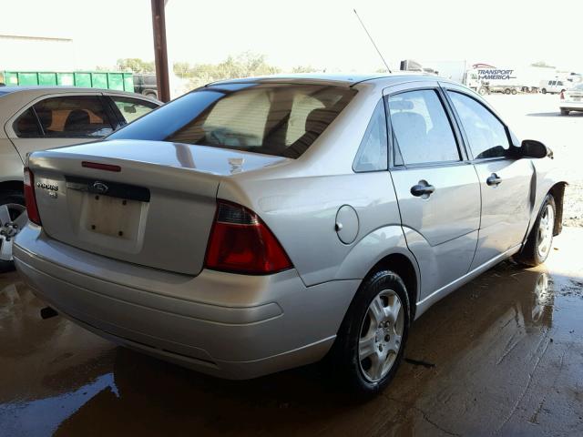 1FAFP34N67W327285 - 2007 FORD FOCUS ZX4 GRAY photo 4