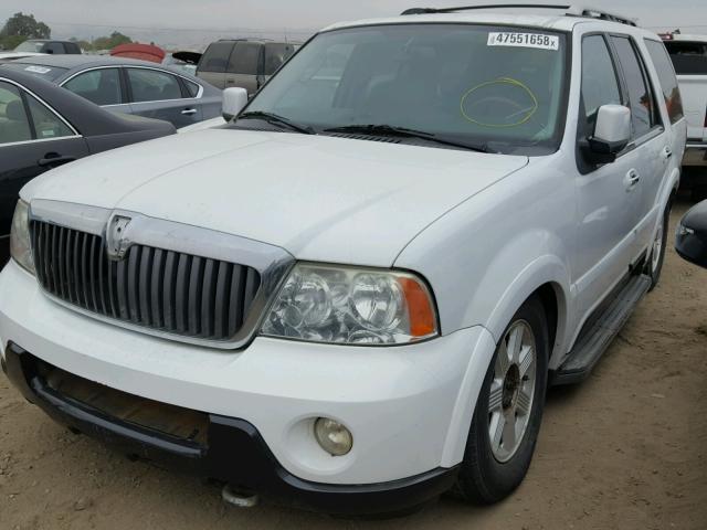 5LMFU28RX4LJ15473 - 2004 LINCOLN NAVIGATOR WHITE photo 2