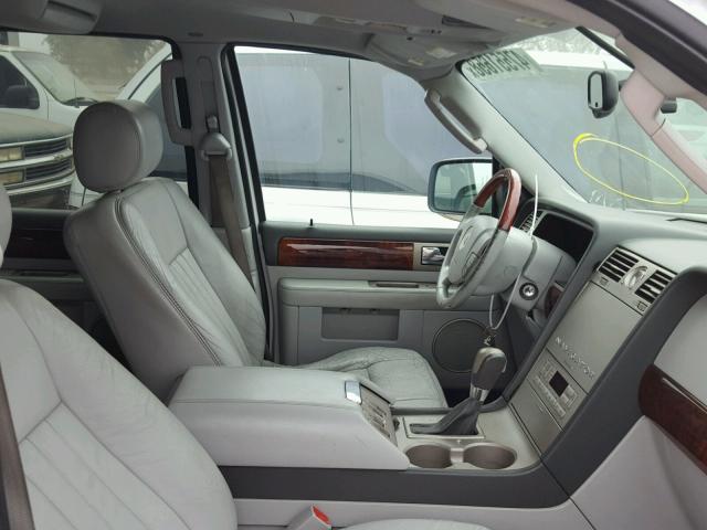 5LMFU28RX4LJ15473 - 2004 LINCOLN NAVIGATOR WHITE photo 5