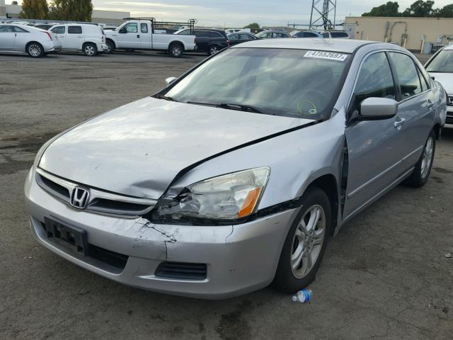 1HGCM56317A215957 - 2007 HONDA ACCORD SE SILVER photo 2