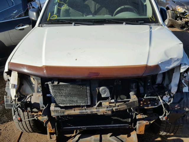 1N6AD07U55C421281 - 2005 NISSAN FRONTIER C WHITE photo 7