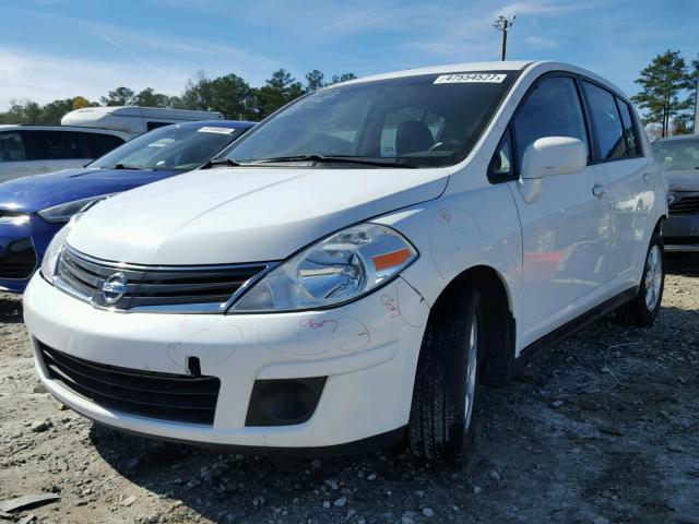 3N1BC1CP2CK272256 - 2012 NISSAN VERSA S WHITE photo 2