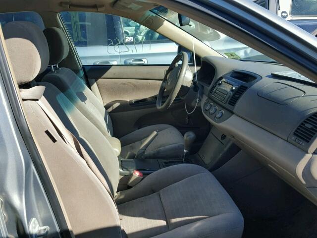 4T1BE30KX5U534468 - 2005 TOYOTA CAMRY LE 灰色 照片 5