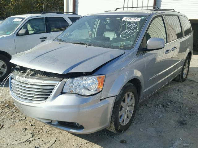 2C4RC1BG6FR637360 - 2015 CHRYSLER TOWN & COU SILVER photo 2