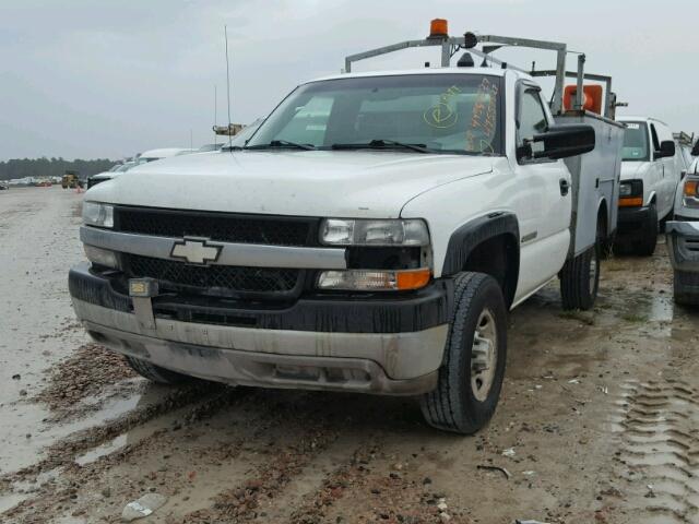 1GBHC24U42Z217539 - 2002 CHEVROLET SILVERADO WHITE photo 2