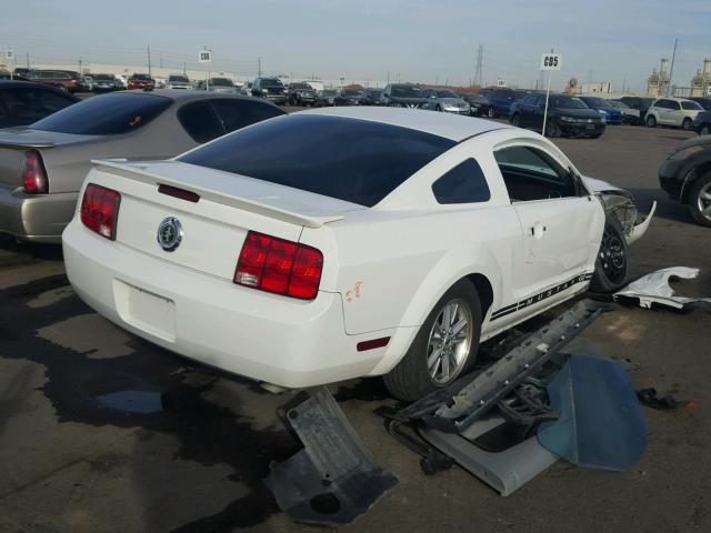 1ZVHT80NX95100933 - 2009 FORD MUSTANG WHITE photo 4