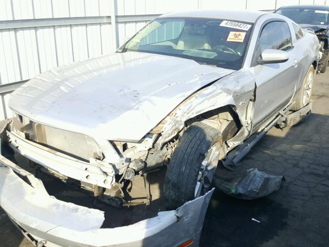 1ZVBP8AM4B5115286 - 2011 FORD MUSTANG SILVER photo 2