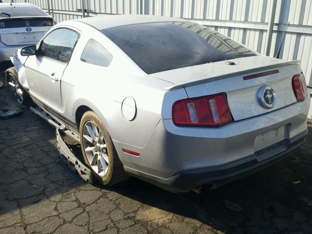 1ZVBP8AM4B5115286 - 2011 FORD MUSTANG SILVER photo 3