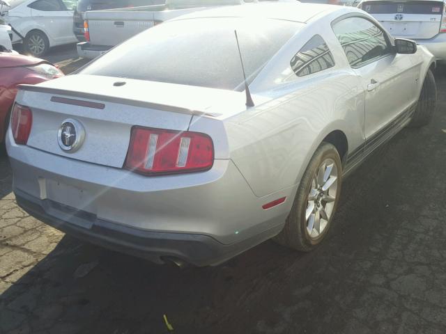 1ZVBP8AM4B5115286 - 2011 FORD MUSTANG SILVER photo 4