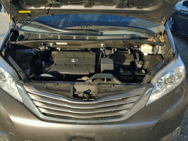 5TDYK3DC3FS563018 - 2015 TOYOTA SIENNA XLE GRAY photo 7